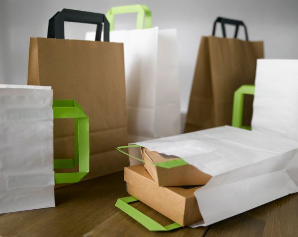 Shopper in carta bianca e manici verdi - 26 cm x 17 cm x 28 cm - 250 pezzi