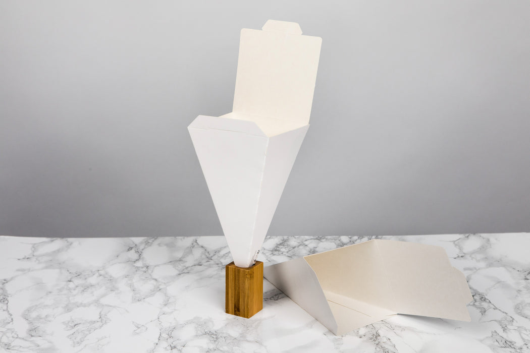 Cono da snack richiudibile in cartone bianco - 9 cm x 9 cm x 19 cm - 25 pezzi