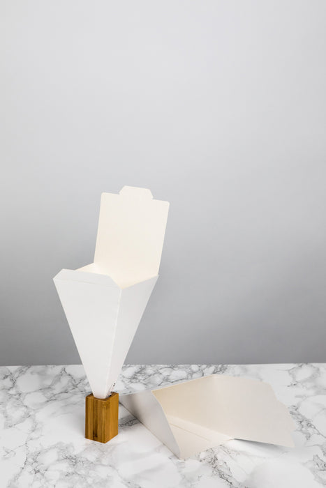 Cono da snack richiudibile in cartone bianco - 9 cm x 9 cm x 19 cm - 25 pezzi