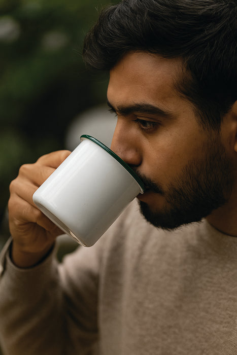 Mug smaltata con manico e bordo verde (42) - 500 ml - Ø 12 cm - H 9 cm - 12 pezzi